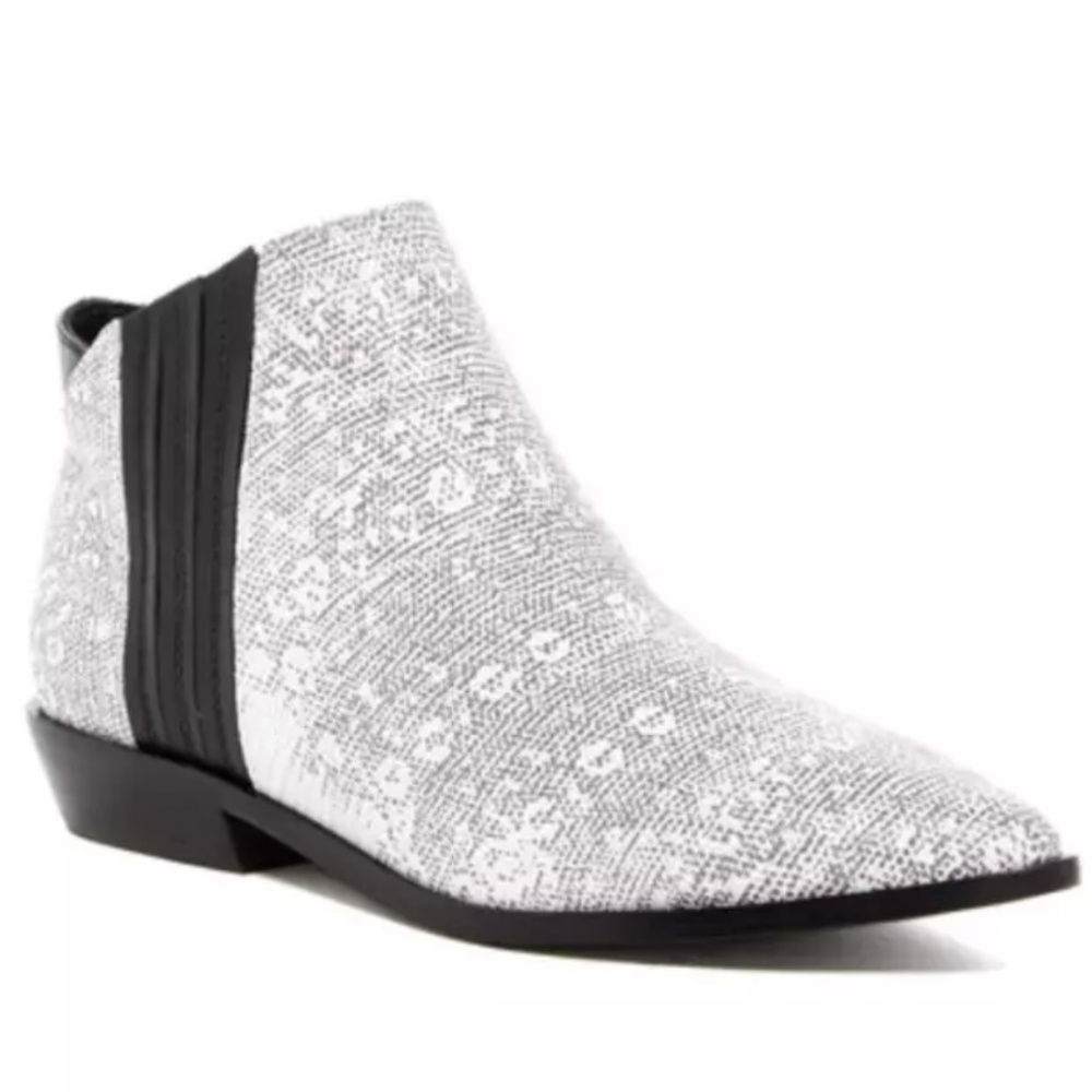 L.A.M.B.  Women's Mayor Lizard Print White Pointy Toe Ankle Booties Shoes Sz 10